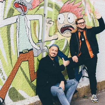 The orange shirt worn by McFly on his account Instagram @levraimcfly