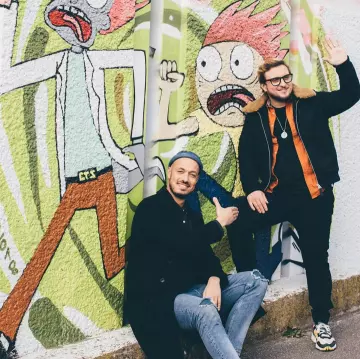 The orange shirt worn by McFly on his account Instagram @levraimcfly