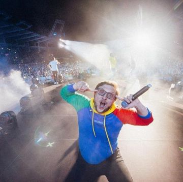 The sweatshirt "Visionary" red blue yellow green worn by McFly at the concert of Bigflo & Oli in the stadium of Toulouse