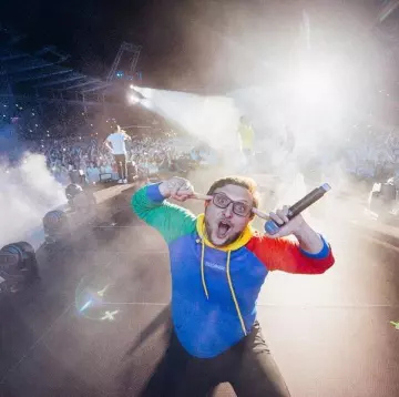 The sweatshirt "Visionary" red blue yellow green worn by McFly at the concert of Bigflo & Oli in the stadium of Toulouse