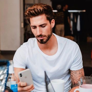 La cáscara del teléfono Apple beige de Kevin Trapp en su cuenta de Instagram @kevintrapp
