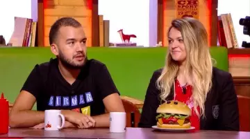 The t-shirt Burger Quiz worn by Oli de BigFlo&Oli in the issuance Burger Quiz