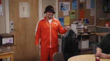 La veste de survêtement Puma rouge de Tony Medina (Jacob Vargas) dans Mr Iglesias. S01E07