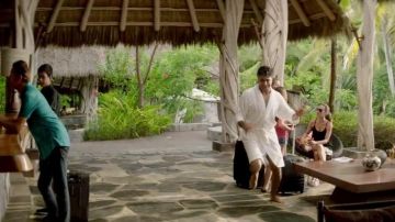 Bata de baño blanca vestido usado por Hank (Jaime Camil) en My Boyfriend's Meds
