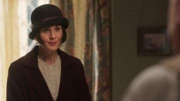 Chaqueta larga marrón oscuro usada por Lady Mary Crawley (Michelle Dockery) en Downton Abbey