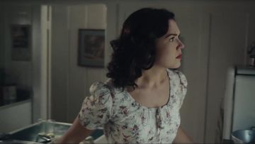 En mousseline de soie imprimé floral robe portée par Anne Meilleur (Mandy Moore) comme on le voit dans les à mi-chemin