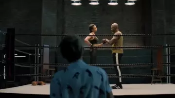 La brassière de sport noire portée par Jane Kano (Ella Balinska) dans Charlie's Angels