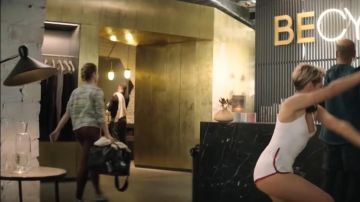 Le top blanc col en V à bretelles de Sabina Wilson (Kristen Stewart) dans Charlie's Angels