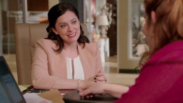 Le blazer beige de Rebecca Bunch (Rachel Bloom) dans Crazy Ex-Girlfriend (S03E02)