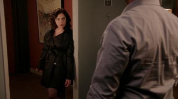 Le trench noir de Rebecca Bunch (Rachel Bloom) dans Crazy Ex-Girlfriend (S03E02)