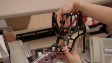 Les sandales noires à talons de Rebecca Bunch (Rachel Bloom) dans Crazy Ex-Girlfriend (S03E02)