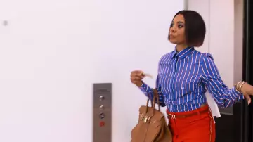 La chemise bleue rayée portée par Jordan Sanders (Regina Hall) dans Little