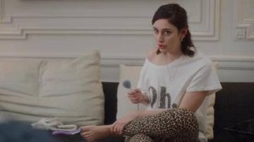 The t-shirt H&M Oh Clementine (Louise Coldefy) in Family Business (S01E02)