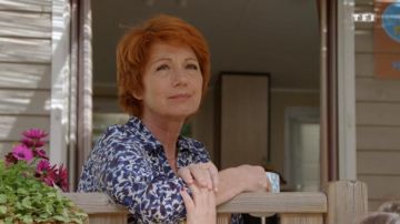 The short dress printed graphic of Martine (Véronique Genest) in Camping paradise