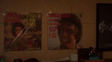El vinilo 45 Tours de Enrico Macias por Gérard (Gérard Darmon) en Family Business (Temporada 01 Episodio 01)