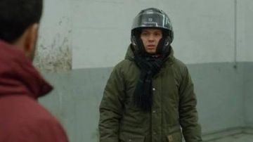 Le casque de scooter Shark de Ali (Ali Marhyar) dans Family Business (S01E06)