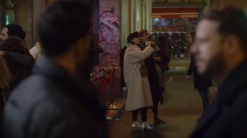 Les bottines argentées de Clémentine (Louise Coldefy) dans Family Business (S01E01)