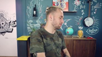 le t shirt camouflage de squeezie dans Je déterre mes vieux tweets (c’est gênant mais touchant)