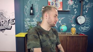 La lampe a pétrole noire vue sur le mur de Squeezie dans sa video YouTube je déterre mes vieux tweets