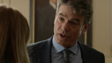 Chaqueta de traje gris oscuro de Ken Scott (Peter Gallagher) en After - Capítulo I