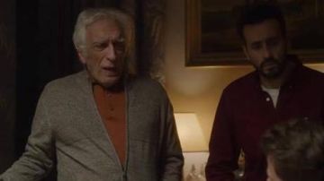 Chaleco gris con cremallera de Gérard 'Gérard Darmon's) en la empresa familiar (S01E04)