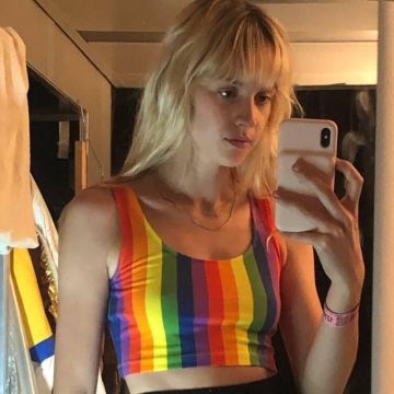 The tank top short pride rainbow worn by Angela on the account Instagram of @brol.fr