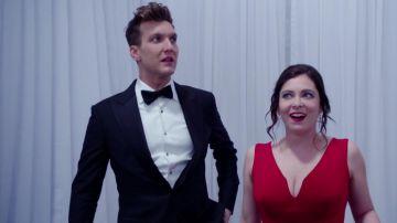 La robe rouge de Rebecca Bunch (Rachel Bloom) dans Crazy Ex-Girlfriend (S03E02)