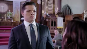 La cravate rayée de Josh Chan (Vincent Rodriguez III) dans Crazy Ex-Girlfriend (S03E02)