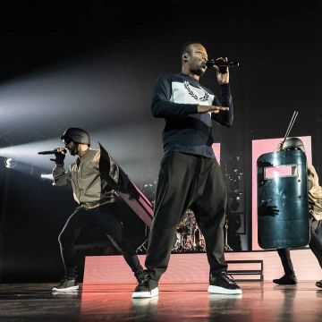 The sweatshirt blue long sleeve Fred Perry logo white worn by MC Solaar at the Arkéa Arena in December 2018