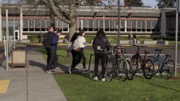 Le jean noir super skinny de Moe Truax (Kiana Madeira) dans Trinkets (S01E06)