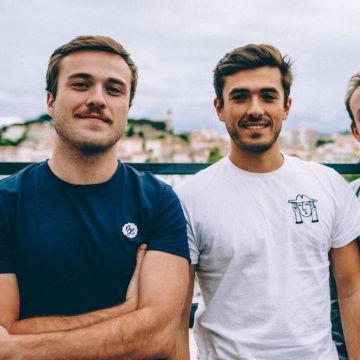 La camiseta azul con el logotipo de Bon Entendeur usada por Pierre Della Monica