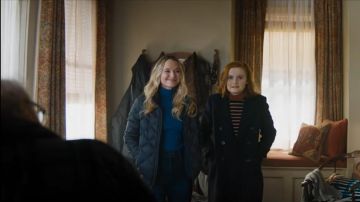 The coat buttonhole cross Martha (Karen Gillan) in Jumanji : Welcome to the Jungle 2