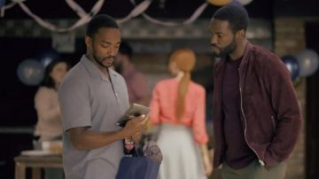 Chaqueta bomber de ante rojo burdeos de Karl (Yahya Abdul-Mateen II) en Black Mirror (S05E01)