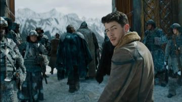 The bomber jacket brown leather collar sherpa Alex (Nick Jonas) in Jumanji : Welcome to the Jungle 2