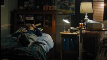 The sweater blue sweater worn by Young Spencer (Alex Wolff) in Jumanji : Welcome to the Jungle 2