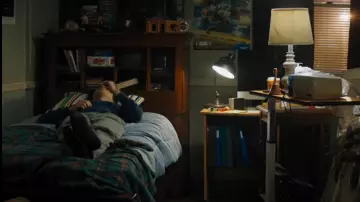 The sweater blue sweater worn by Young Spencer (Alex Wolff) in Jumanji : Welcome to the Jungle 2