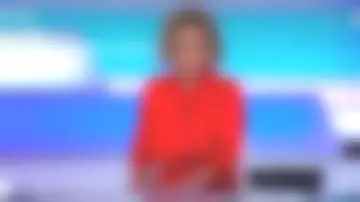 La robe chemise rouge,en satin japonais, avec poches plaquées de Caroline Roux dans C dans l'air le 01.07.2019