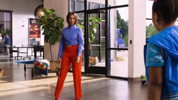 Le long pantalon rouge large de  Jordan Sanders (Regina Hall) dans Little