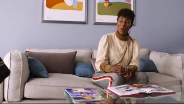 Bande latérale de vérifier pantalon en gris porté par avril Williams (Issa Rae) en Peu de