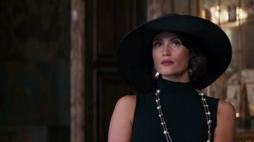 Black Straw Hat worn by Grace Ballard (Gemma Arterton) in Murder Mystery