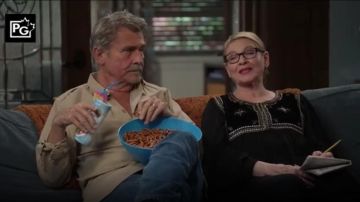 Velvet by Graham & Spencer Nixi Holiday Jacket usado por Joan (Dianne Wiest) en Life in Pieces (S04E12)