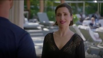La Blanca Cover Up Tunic worn by Jen (Zoe Lister-Jones) in Life in Pieces (S04E12)