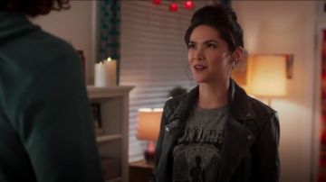 Chaqueta de cuero AllSaints Cargo usada por Bex Mack (Lilan Bowden) en Andi Mack (S03E16)