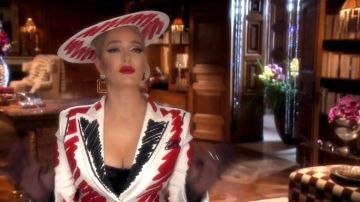 Moschino Adaptés Veste en Crêpe porté par Erika Jayne Au Real Housewives de Beverly Hills (S09E20)