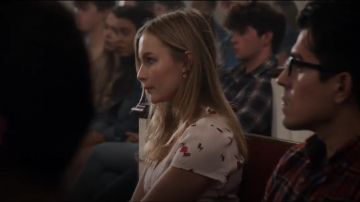 Reformation Lucky Wrap Dress usado por Elle Tomkins (Olivia DeJonge) en The Society (S01E03)