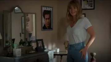 Madewell Whisper Cotton V Neck Pocket Tee worn by Rachel Keller in The Society (S01E03)