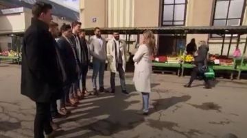 Rag & Bone Rasoir bottines en Daim porté par Hannah Brown dans La Bachelorette (S15E07)