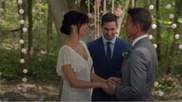 Vestido de Eliza Jane Howell Sibella - Debutante Colección 2015 usada por Cassie Nightingale (Catherine Bell) en Good Witch (S05E02)