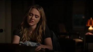 Madewell Whisper Cotton V Neck Pocket Tee usado por Allie Pressman (Kathryn Newton) en The Society (S01E04)