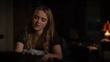 Madewell Whisper Cotton V Neck Pocket Tee worn by Allie Pressman (Kathryn Newton) in The Society (S01E04)